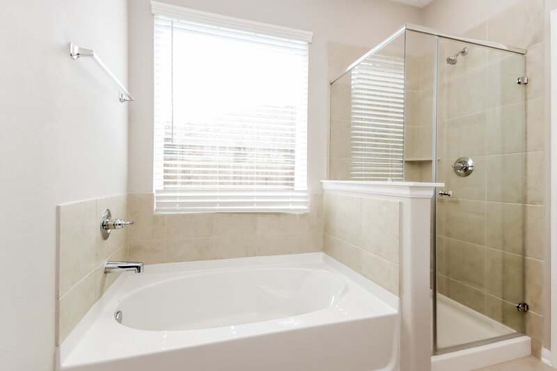 2,215/Mo, 614 Companion Dr Crosby, TX 77532 Main Bathroom View