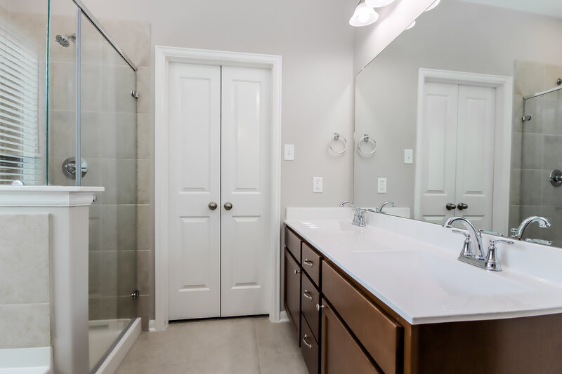 2,215/Mo, 614 Companion Dr Crosby, TX 77532 Main Bathroom View 2