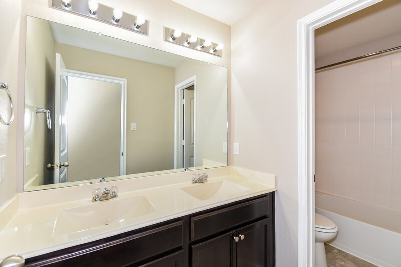 2,295/Mo, 12115 City Trek Ln Houston, TX 77047 Bathroom View