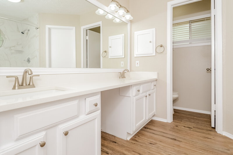 1,780/Mo, 4011 Sablerun Ct Houston, TX 77014 Main Bathroom View