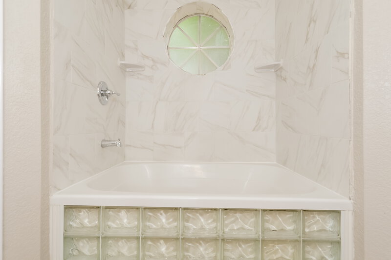 1,780/Mo, 4011 Sablerun Ct Houston, TX 77014 Main Bathroom View 2