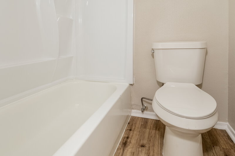 1,780/Mo, 4011 Sablerun Ct Houston, TX 77014 Bathroom View 2