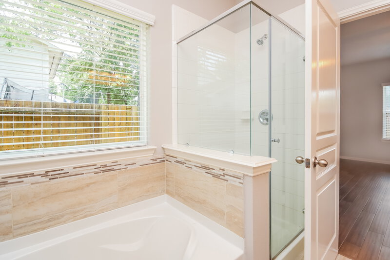 2,495/Mo, 16831 Marlin Spike Way Crosby, TX 77532 Main Bathroom View 2