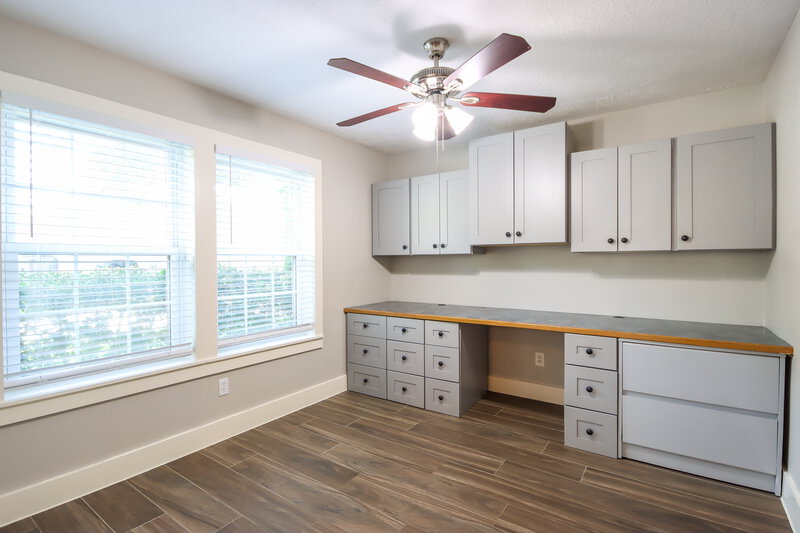 2,065/Mo, 18154 Windy Oaks Ct Porter, TX 77365 Office View