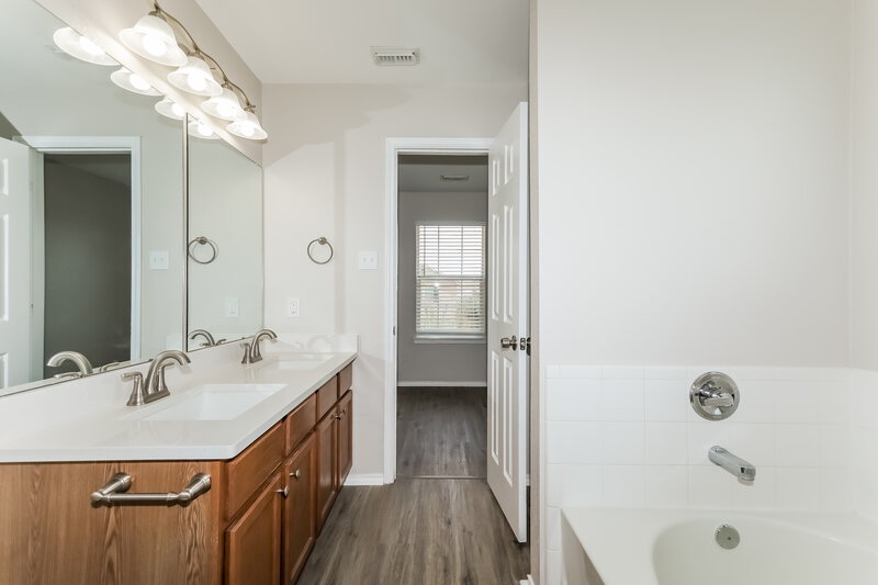 2,265/Mo, 20911 Imperial Landing Ln Katy, TX 77449 Main Bathroom View