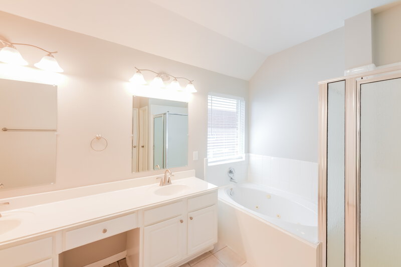 2,340/Mo, 10522 Wind Walker Trl Houston, TX 77095 Main Bathroom View