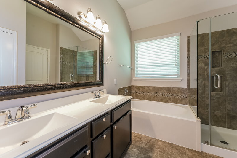 2,450/Mo, 7470 Casita Dr Magnolia, TX 77354 Main Bathroom View