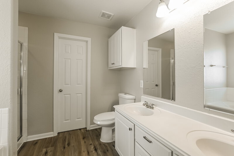1,960/Mo, 2226 Summit Meadow Dr Missouri City, TX 77489 Main Bathroom View