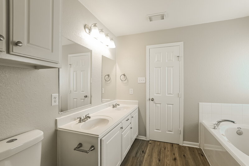 1,960/Mo, 2226 Summit Meadow Dr Missouri City, TX 77489 Main Bathroom View 2