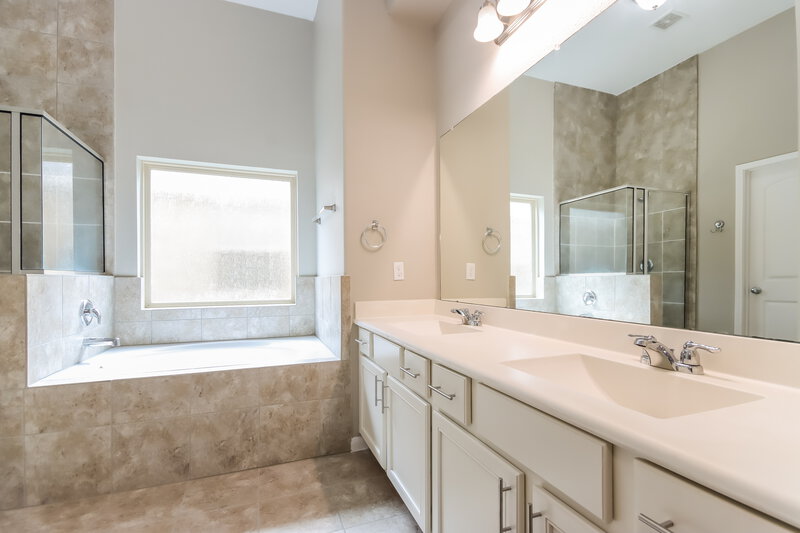 2,450/Mo, 10519 Sun River Falls Dr Humble, TX 77396 Main Bathroom View