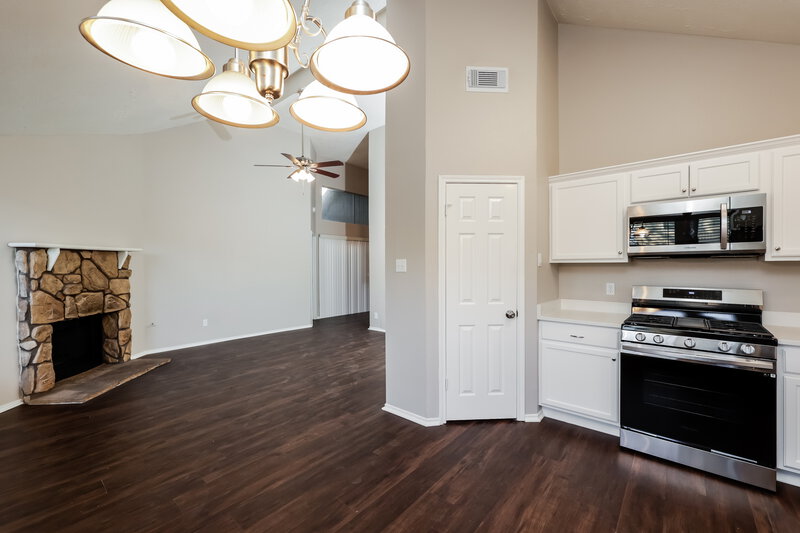 1,985/Mo, 12215 White River Dr Tomball, TX 77375 Kitchen View 4