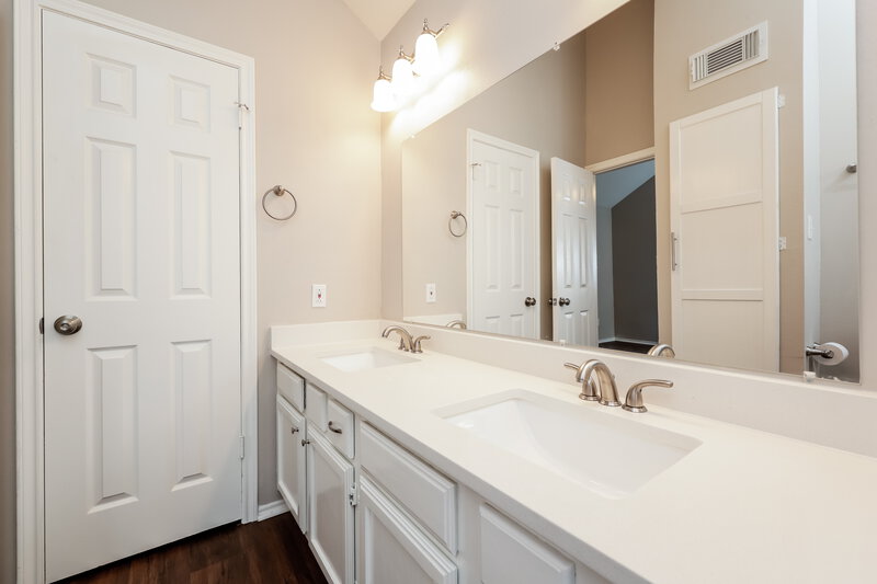 1,985/Mo, 12215 White River Dr Tomball, TX 77375 Main Bathroom View 2