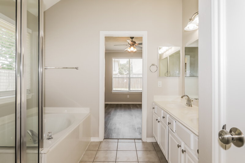 1,980/Mo, 12006 Lucky Meadow Dr Tomball, TX 77375 Main Bathroom View