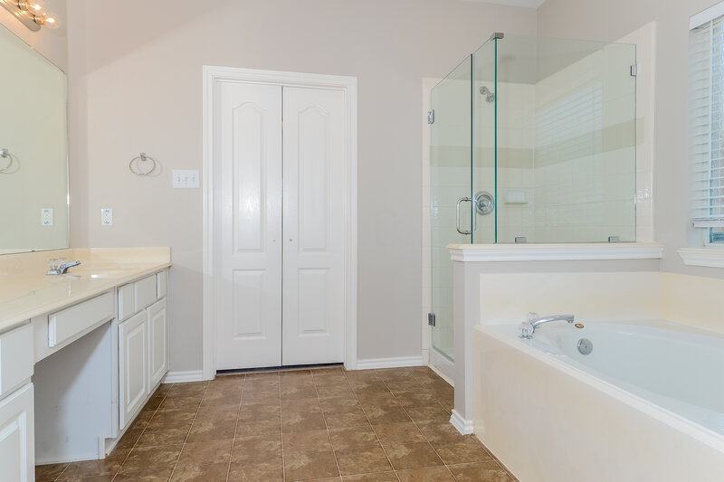 2,365/Mo, 17811 Memorial Trail Dr Tomball, TX 77375 Main Bathroom View