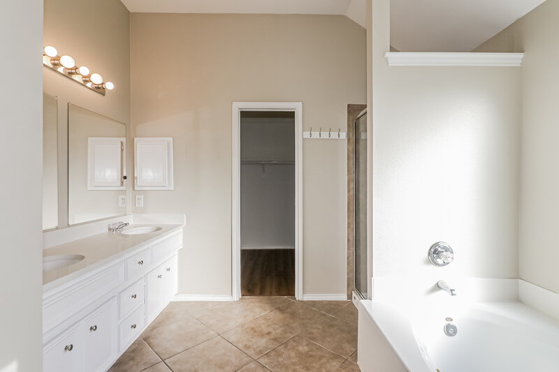 2,560/Mo, 17223 Verdant Willow Way Houston, TX 77095 Main Bathroom View