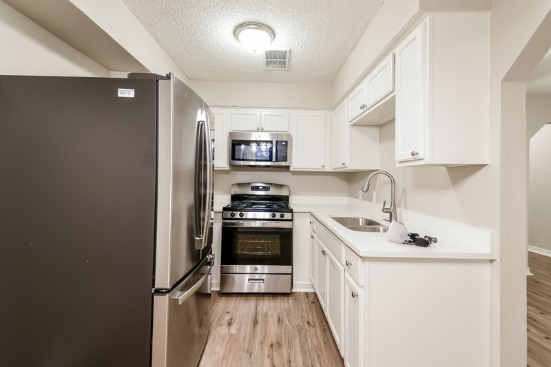 1,535/Mo, 7405 Hummingbird Ln Texas City, TX 77591 Kitchen View 2