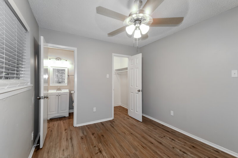 1,535/Mo, 7405 Hummingbird Ln Texas City, TX 77591 Main Bedroom View