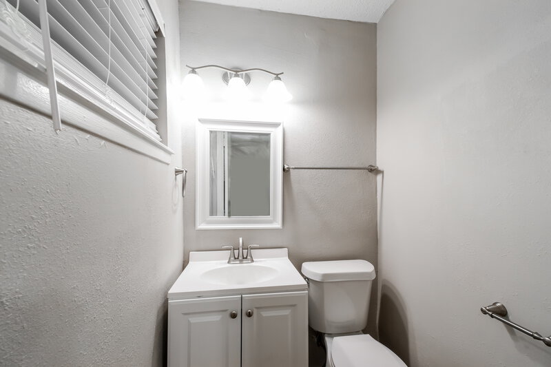 1,535/Mo, 7405 Hummingbird Ln Texas City, TX 77591 Main Bathroom View