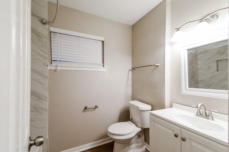 1,535/Mo, 7405 Hummingbird Ln Texas City, TX 77591 Bathroom View