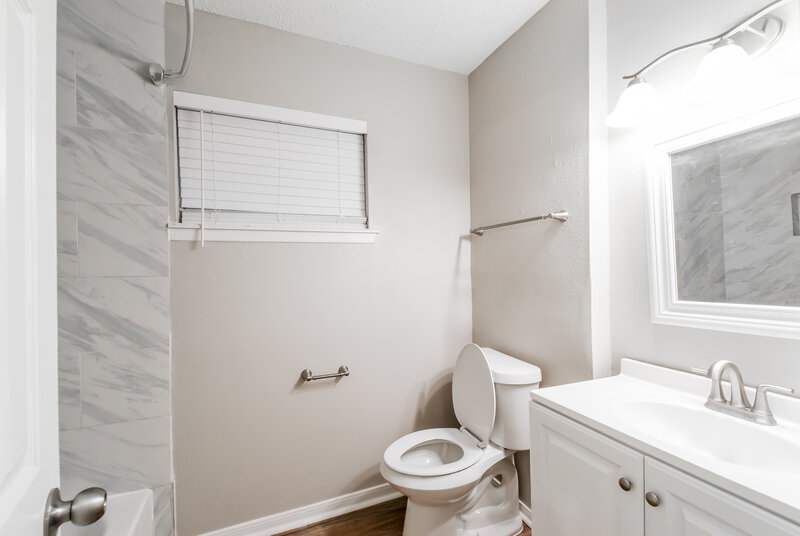 1,535/Mo, 7405 Hummingbird Ln Texas City, TX 77591 Bathroom View 2