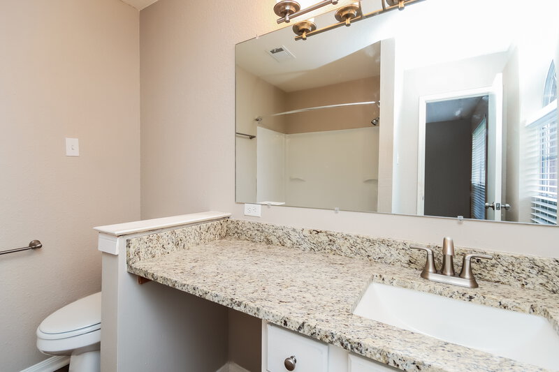 2,305/Mo, 8302 Hickok Ln Houston, TX 77075 Main Bathroom View