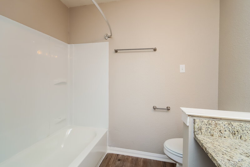 2,305/Mo, 8302 Hickok Ln Houston, TX 77075 Main Bathroom View 2