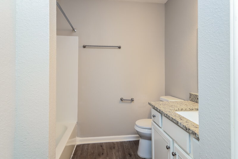 2,305/Mo, 8302 Hickok Ln Houston, TX 77075 Bathroom View