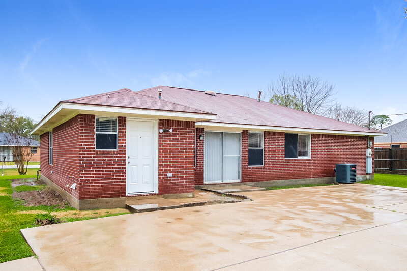 2,305/Mo, 8302 Hickok Ln Houston, TX 77075 Rear View