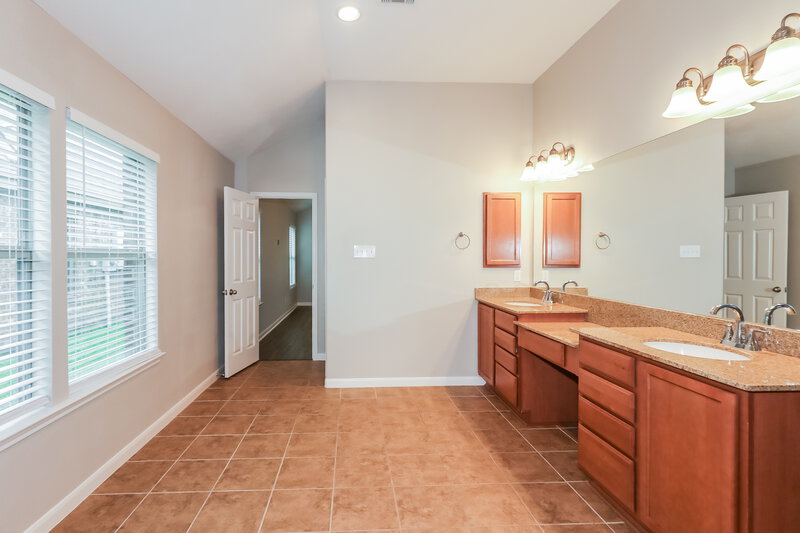 2,485/Mo, 2719 Trailblazer Ln Manvel, TX 77578 Main Bathroom View 2