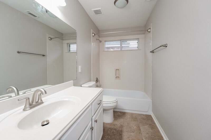 2,460/Mo, 7811 Iris Glen Ln Richmond, TX 77407 Bathroom View