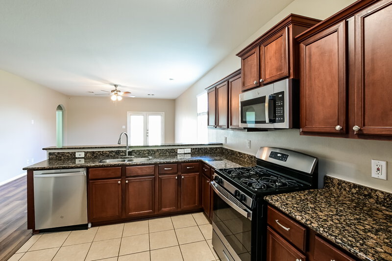 2,055/Mo, 1955 Garnet Breeze Dr Rosharon, TX 77583 Kitchen View 2