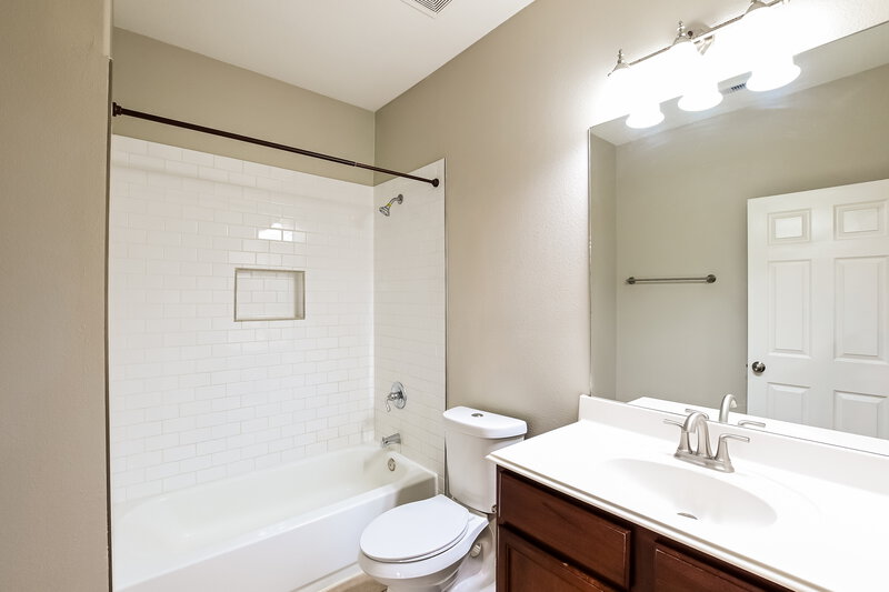 2,055/Mo, 1955 Garnet Breeze Dr Rosharon, TX 77583 Bathroom View