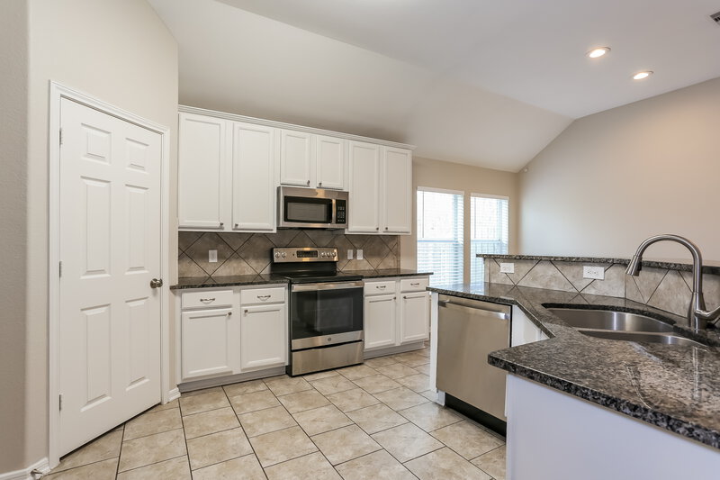 2,180/Mo, 1401 Oregon St La Porte, TX 77571 Kitchen View 2