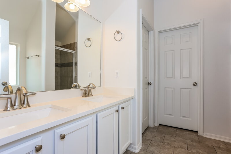2,180/Mo, 1401 Oregon St La Porte, TX 77571 Main Bathroom View