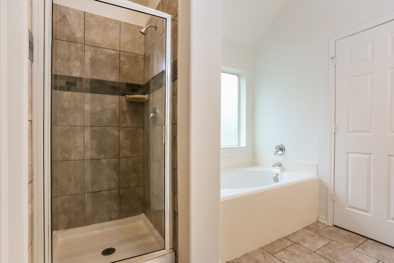 2,180/Mo, 1401 Oregon St La Porte, TX 77571 Main Bathroom View 2