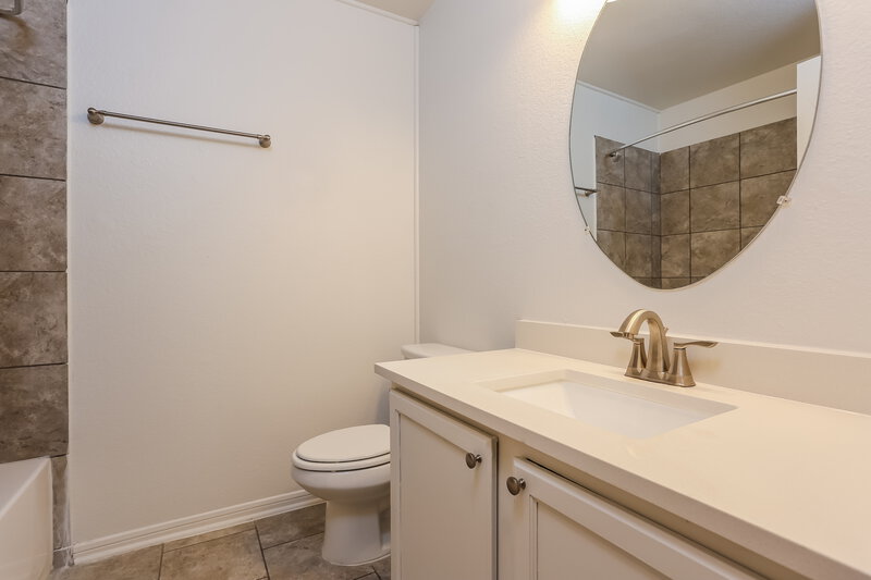 2,180/Mo, 1401 Oregon St La Porte, TX 77571 Bathroom View