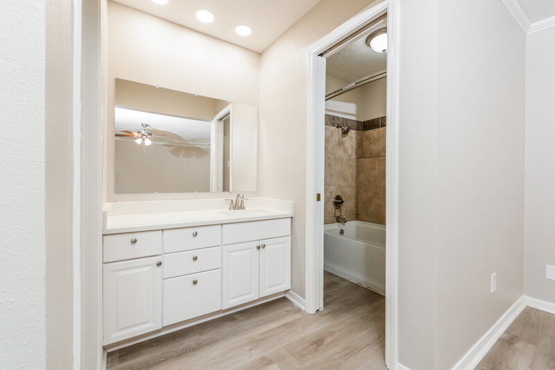 1,995/Mo, 4018 Oakrun Dr Humble, TX 77396 Main Bathroom View