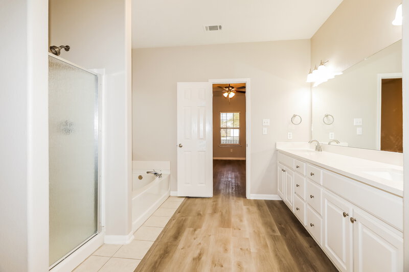 2,470/Mo, 4738 Comal River Loop Spring, TX 77386 Main Bathroom View 2