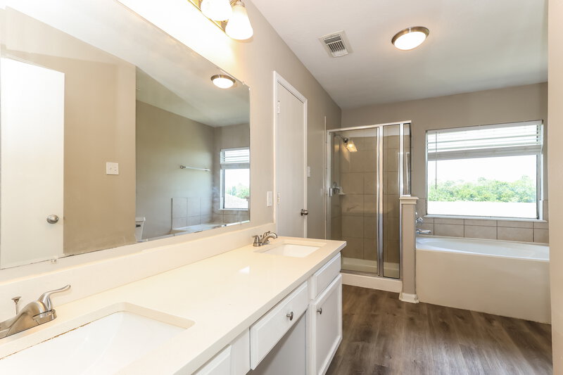 1,915/Mo, 5415 Espuela Ln Baytown, TX 77521 Main Bathroom View