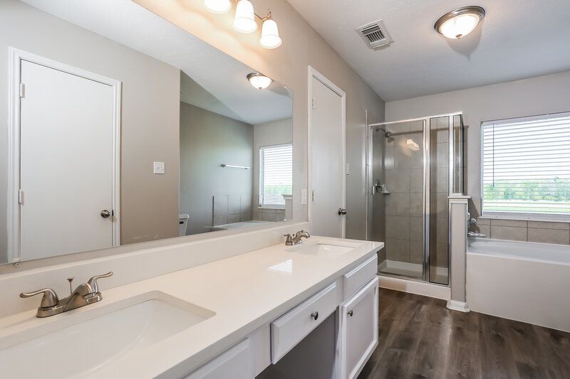 2,095/Mo, 5415 Espuela Ln Baytown, TX 77521 Main Bathroom View