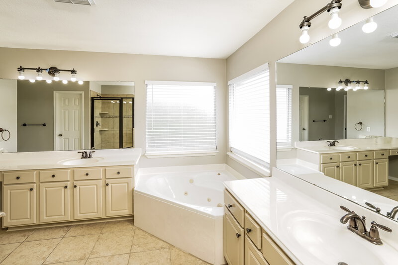 2,500/Mo, 16502 Wheatfield Dr Houston, TX 77095 Main Bathroom View