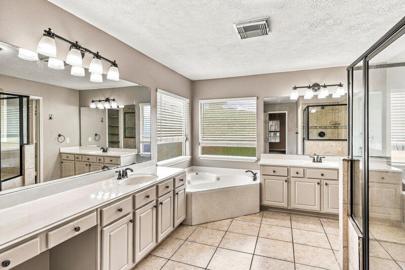 2,340/Mo, 16502 Wheatfield Dr Houston, TX 77095 Primary Bathroom View
