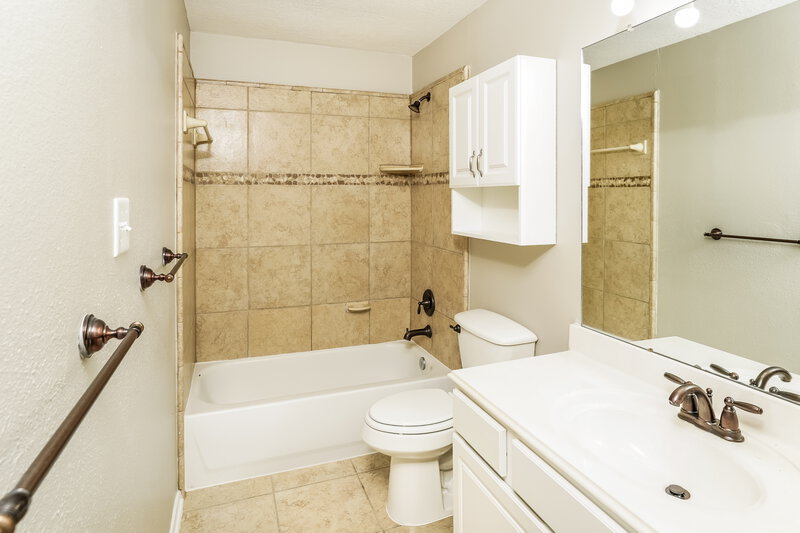 2,500/Mo, 16502 Wheatfield Dr Houston, TX 77095 Bathroom View