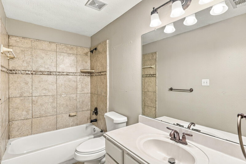 2,340/Mo, 16502 Wheatfield Dr Houston, TX 77095 Bathroom View
