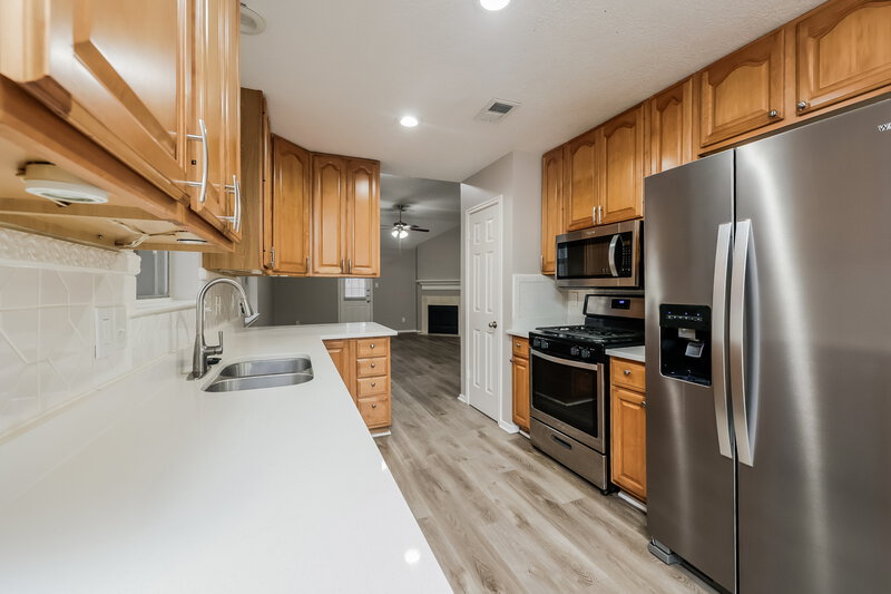 1,800/Mo, 18718 Timbers Trace Dr Humble, TX 77346 Kitchen View 2