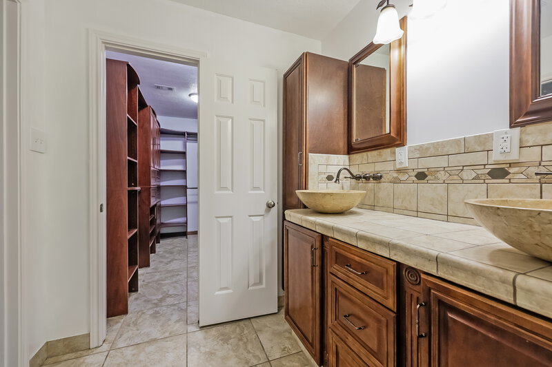 1,800/Mo, 18718 Timbers Trace Dr Humble, TX 77346 Main Bathroom View 2