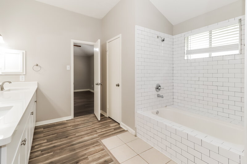 1,665/Mo, 6106 Rockbourne Dr Humble, TX 77396 Main Bathroom View 2