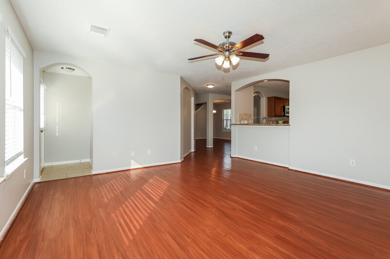 2,600/Mo, 22207 Summer Breeze Ln Tomball, TX 77375 Living Room View 2