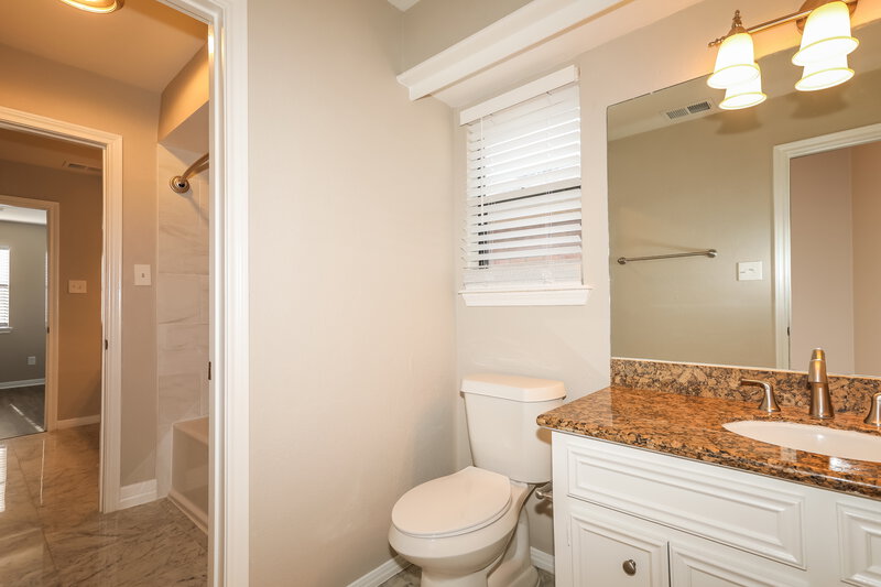 1,800/Mo, 14039 Cashel Forest Dr # A1 Houston, TX 77069 Bathroom View 2