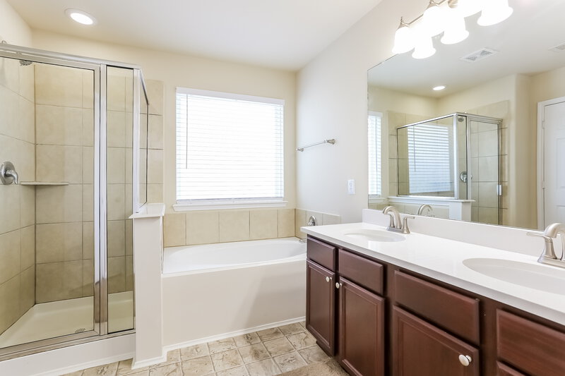 2,305/Mo, 12430 Greencanyon Dr Houston, TX 77044 Main Bathroom View